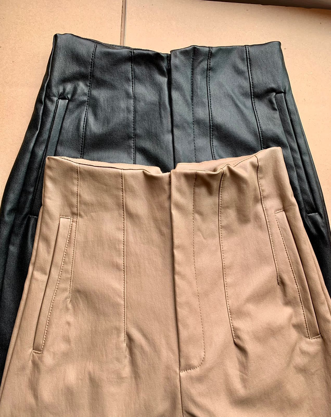 Pantalón pinza vinipiel