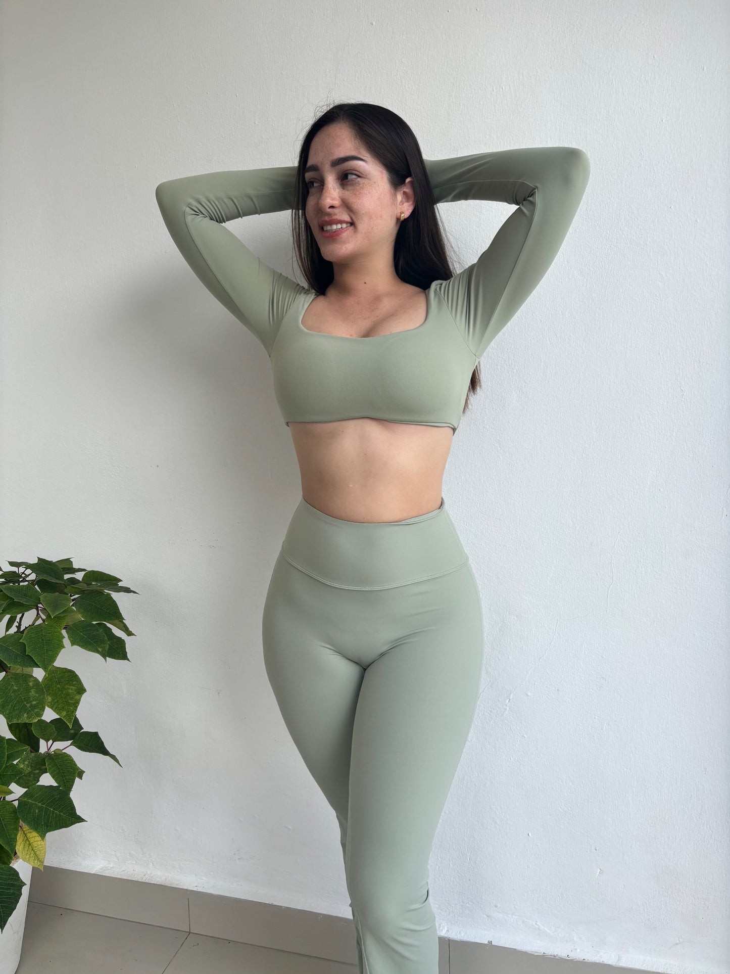 Set deportivo Top manga y Legging Flare